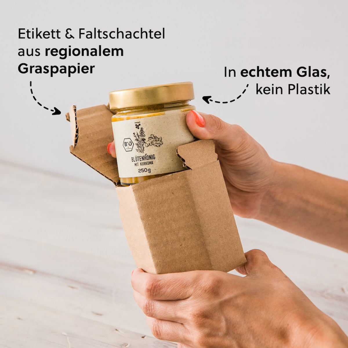 Nachhaltige Verpackung=>Das wiederverwendbare Glas wird mit einem nachhaltigen Graspapier-Etikett versehen und in einer Karton-Schutzverpackung an dich versendet.