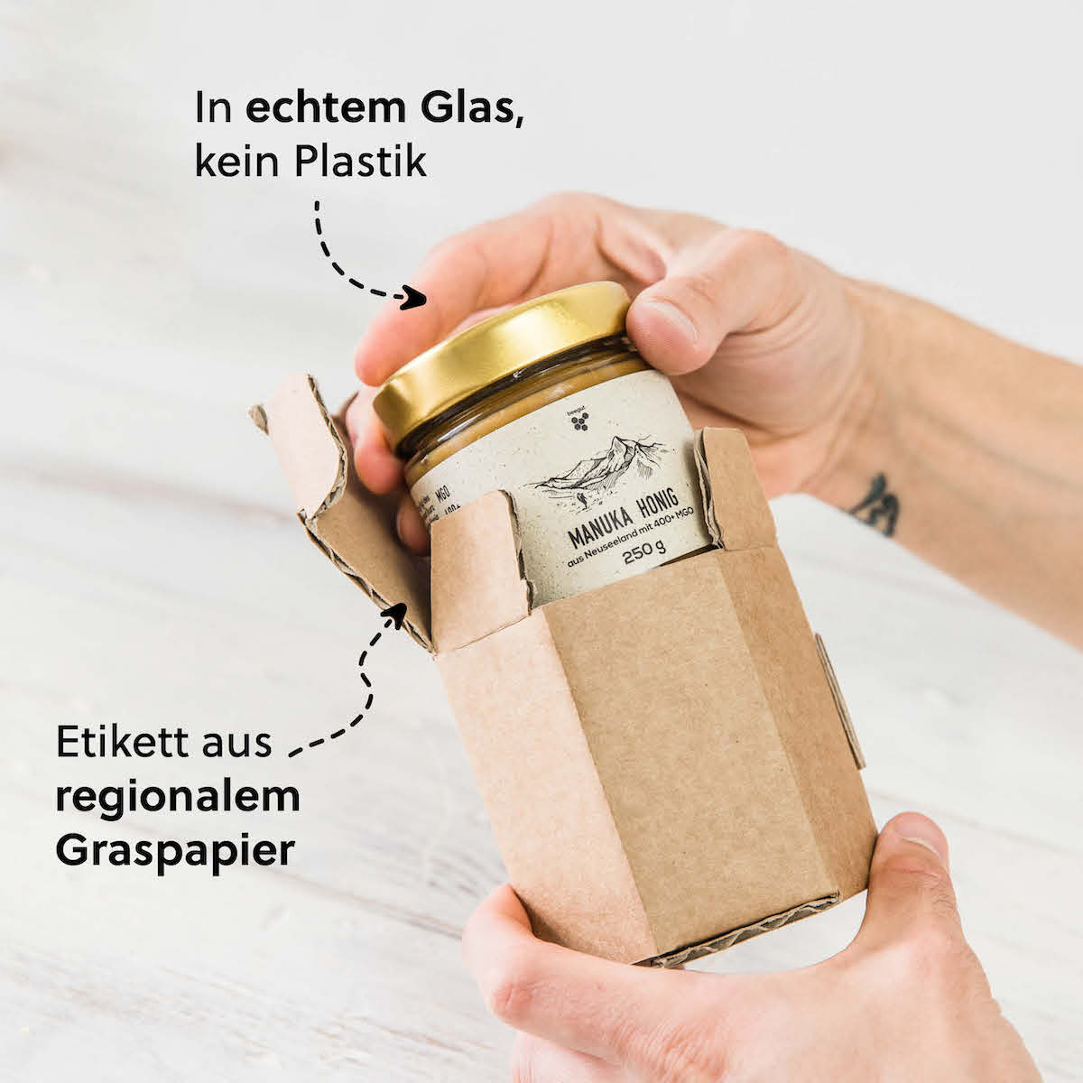 Nachhaltige Verpackung=>Das wiederverwendbare Glas wird mit einem nachhaltigen Graspapier-Etikett versehen und in einer Karton-Schutzverpackung an dich versendet.