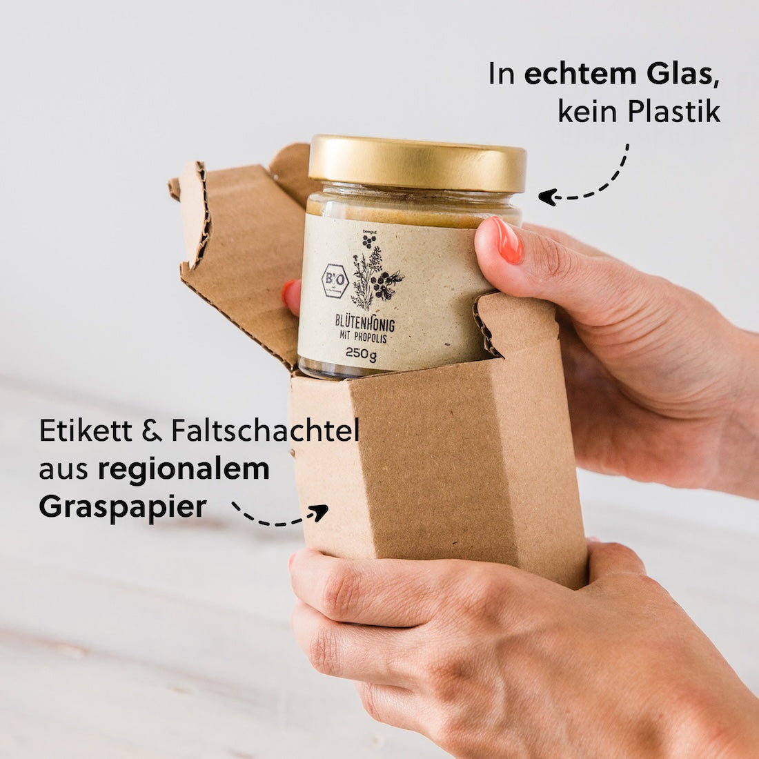 Nachhaltige Verpackung=>Das wiederverwendbare Glas wird mit einem nachhaltigen Graspapier-Etikett versehen und in einer Karton-Schutzverpackung an dich versendet.
