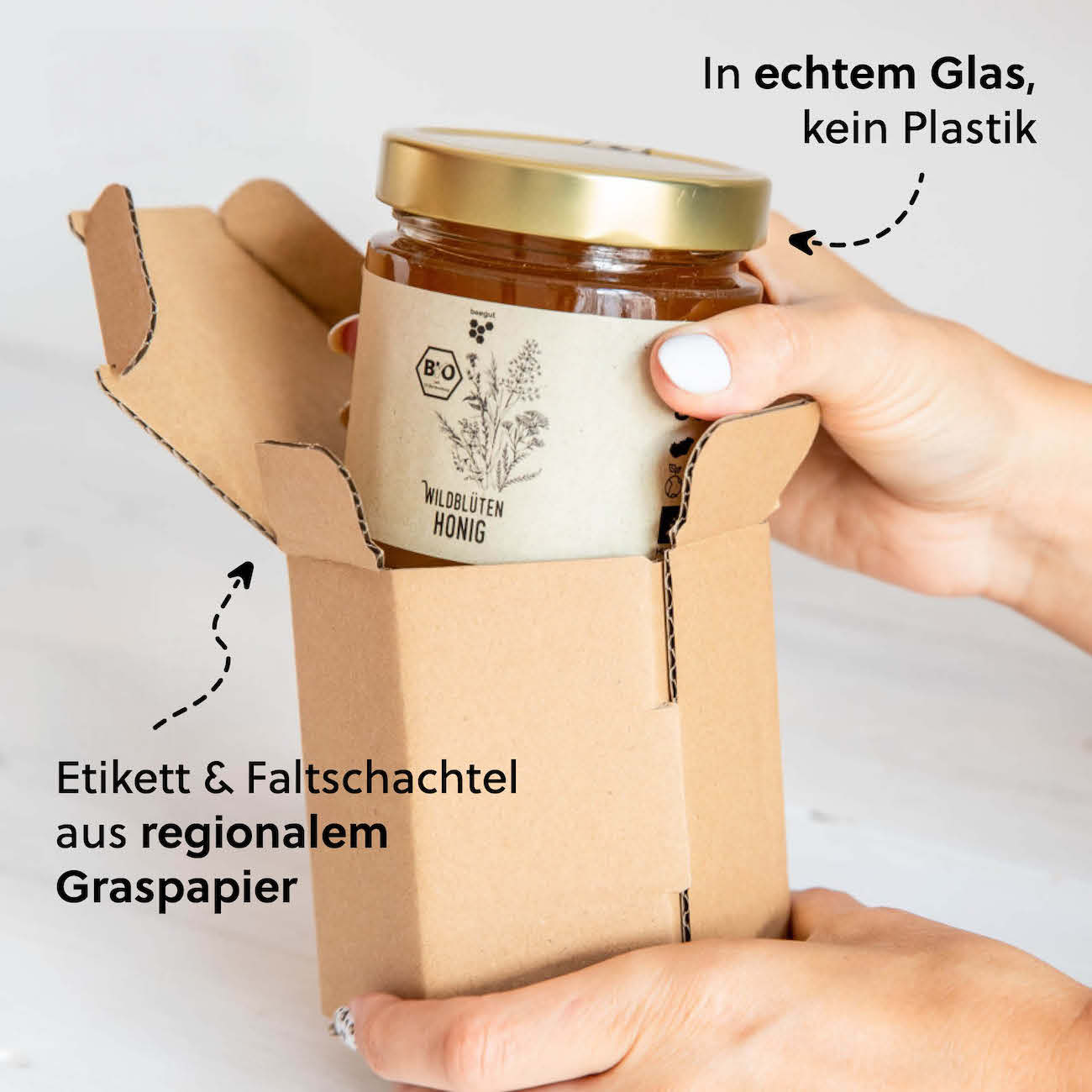 Nachhaltige Verpackung=>Das wiederverwendbare Glas wird mit einem nachhaltigen Graspapier-Etikett versehen und in einer Karton-Schutzverpackung an dich versendet.