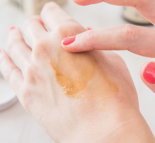 DIY Rezept: pflegende Handcreme mit Bienenwachs & Honig