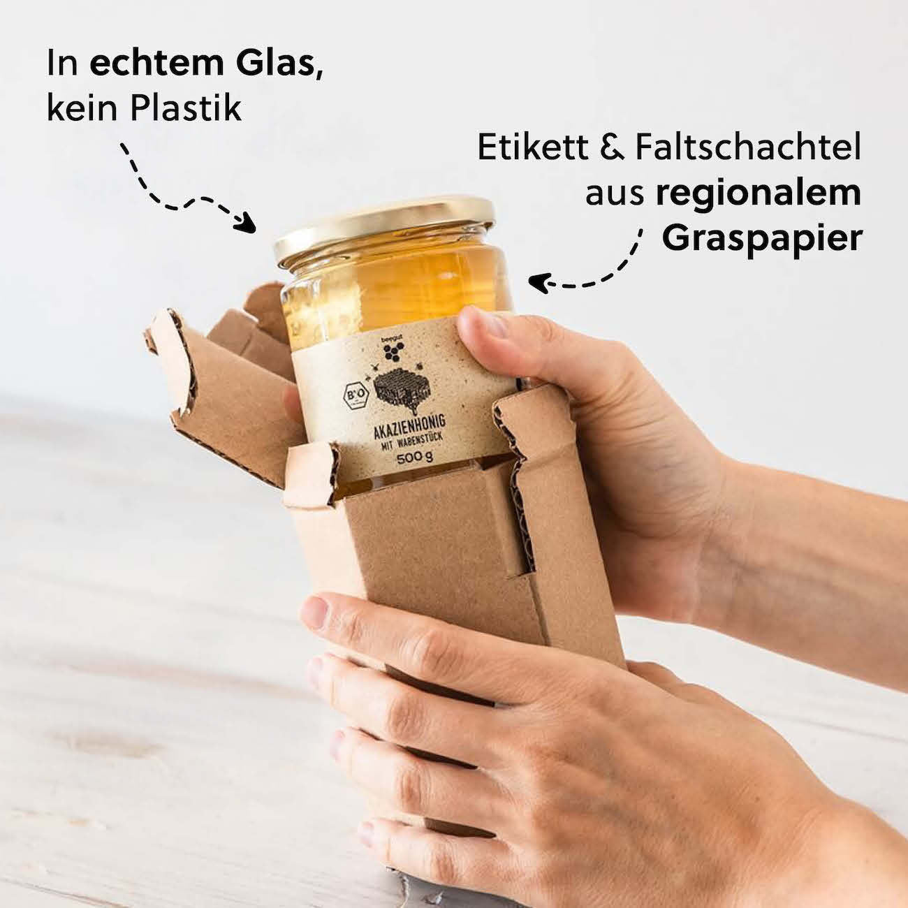 Nachhaltige Verpackung=>Das wiederverwendbare Glas wird mit einem nachhaltigen Graspapier-Etikett versehen und in einer Karton-Schutzverpackung an dich versendet.