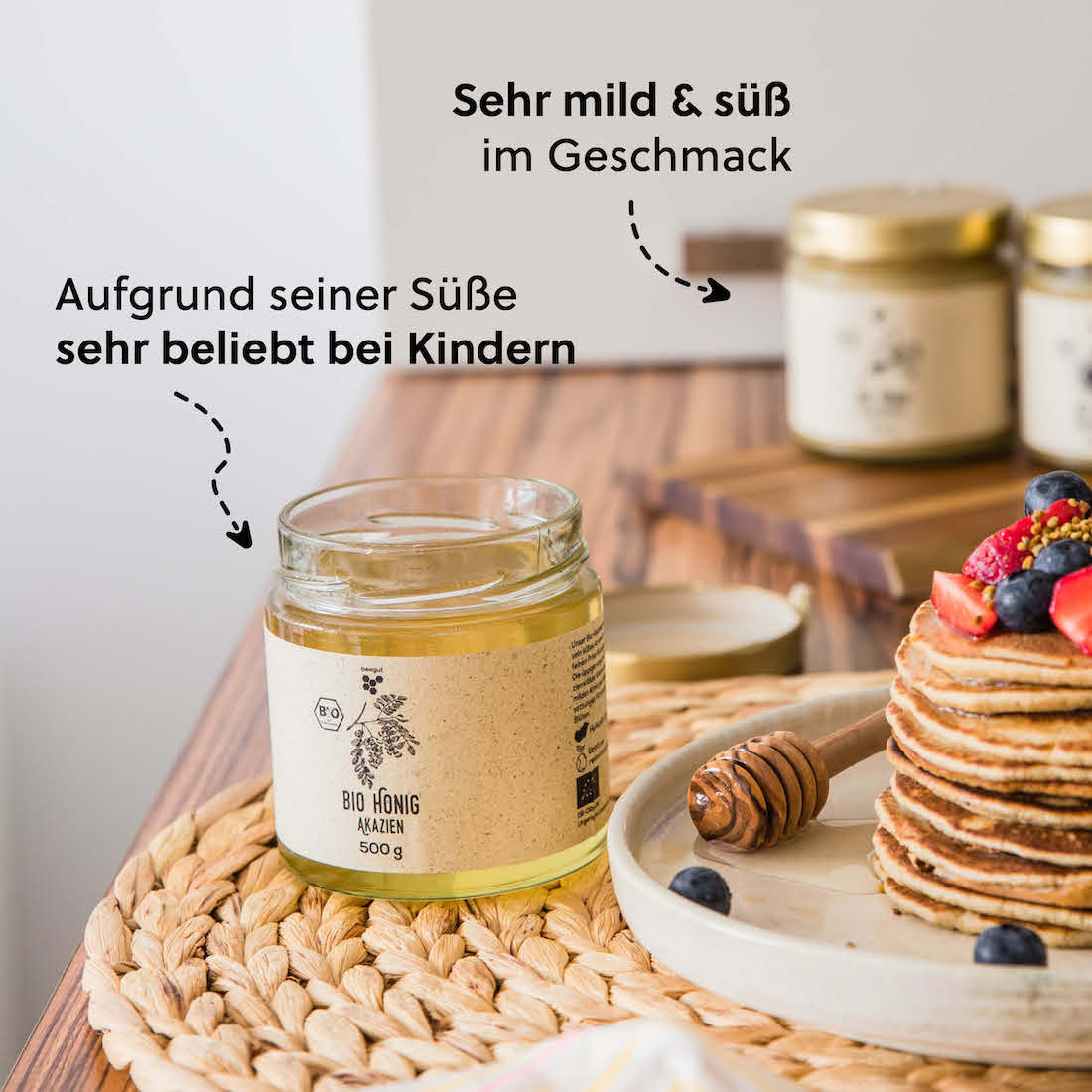 Geschmack und Konsistenz: Beim Öffnen des Glases steigt dir der typische Duft nach Akazienblüten in die Nase und sein Aroma ist von Milde und Intensität geprägt. Aufgrund seinem hohen Fructose-Anteil kristallisiert Akazienhonig erst sehr spät aus, er bleibt lange klar und flüssig.