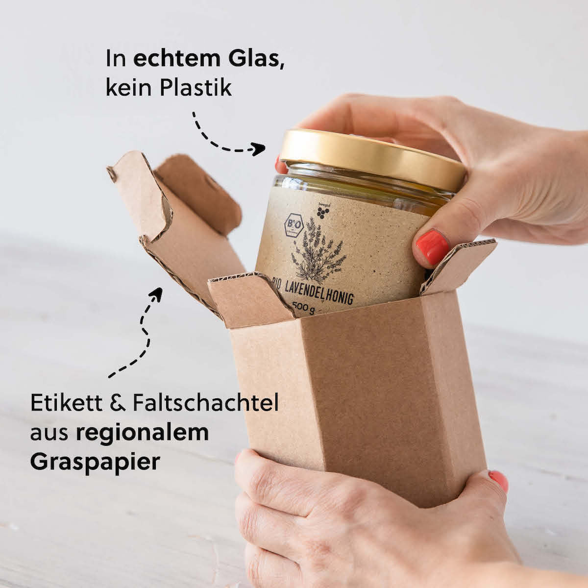 Nachhaltige Verpackung: Das wiederverwendbare Glas wird mit einem nachhaltigen Graspapier-Etikett versehen und in einer Karton-Schutzverpackung an dich versendet.