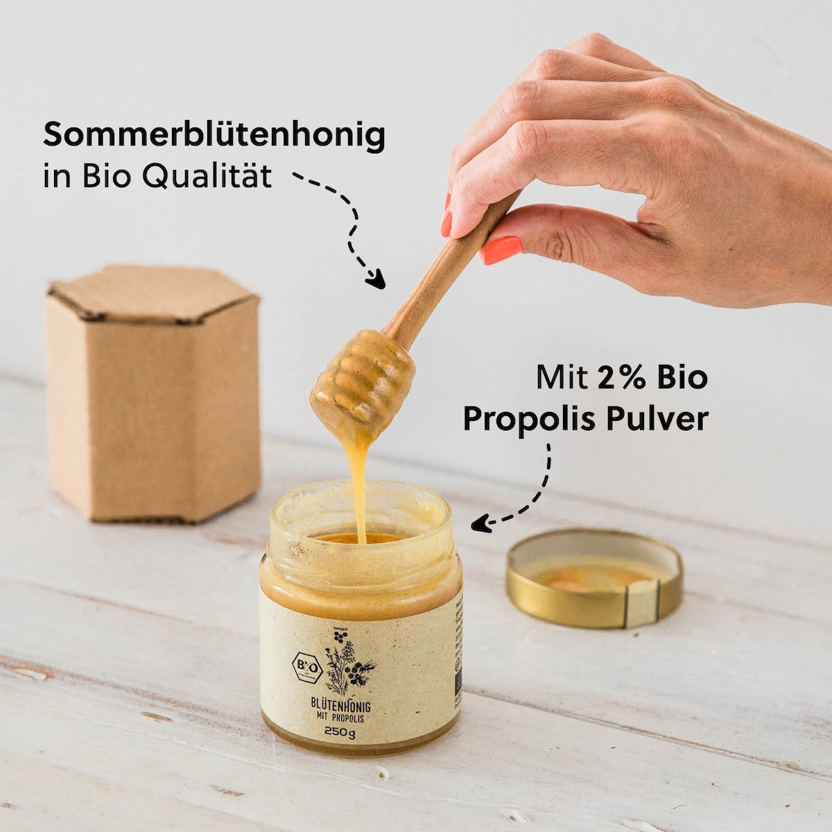 Honig trifft Propolis=>Sowohl Honig als auch Propolis sind zwei geschätzte Bienenprodukte, die sich gemeinsam ergänzen. Unser Sommerblütenhonig enthält 2 Prozent gemahlenes Roh-Propolis, beides aus kontrolliert biologischer Imkerei.
