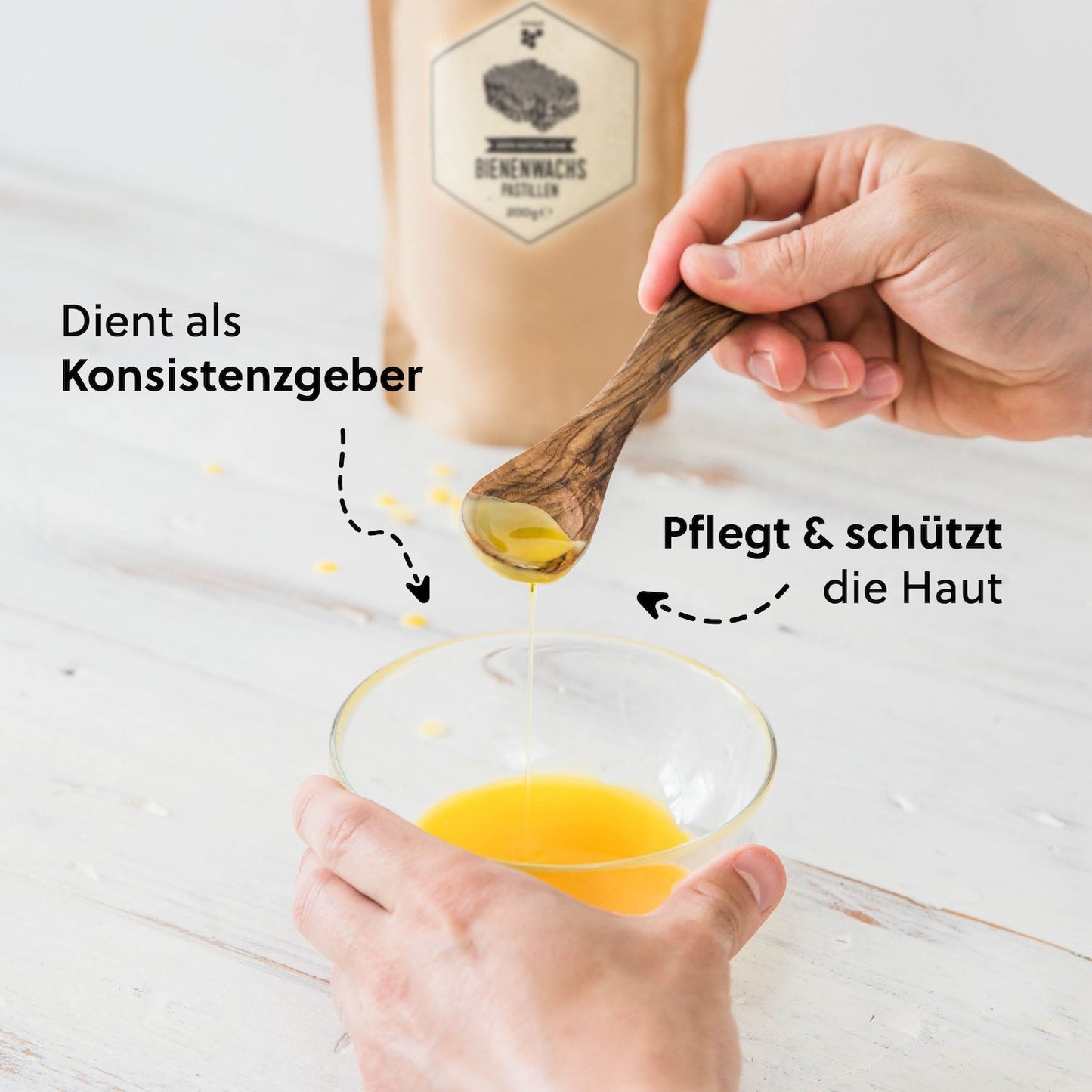 Ideal in der Naturkosmetik=> Bienenwachs versorgt die Haut mit Feuchtigkeit, ohne zu beschweren. Besonders trockene, spröde oder schutzbedürftige Haut profitiert von den Attributen des Bienenwachses.