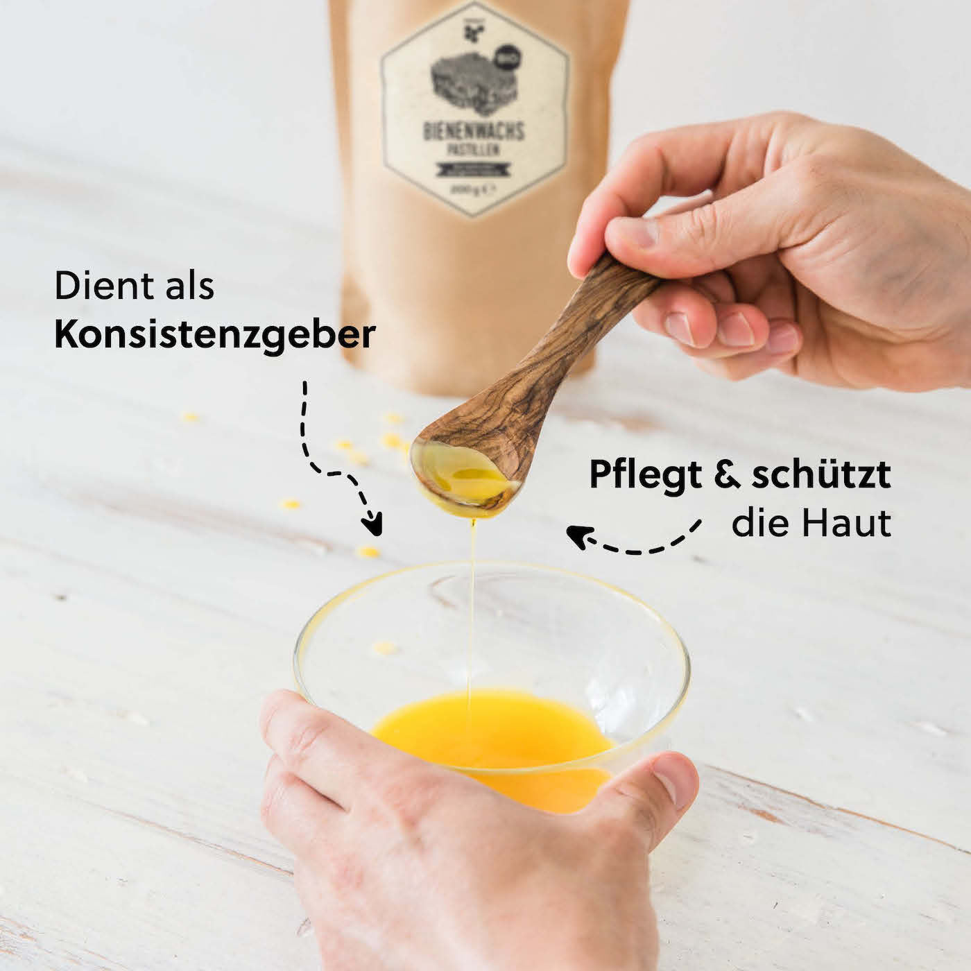 Ideal in der Naturkosmetik=> Bienenwachs versorgt die Haut mit Feuchtigkeit, ohne zu beschweren. Besonders trockene, spröde oder schutzbedürftige Haut profitiert von den Attributen des Bienenwachses. 