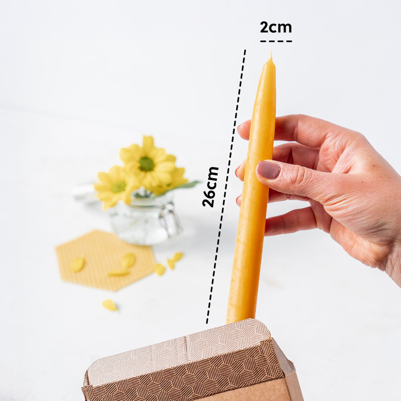 Ruhiges Flammenbild=>Mit einer Brenndauer von ca. 9 Stunden eignen sich die Kerzen ideal für festliche Tafeln, ruhige Abende oder besondere Anlässe. Sie brennen gleichmäßig und tropffrei bei ruhiger Luft.