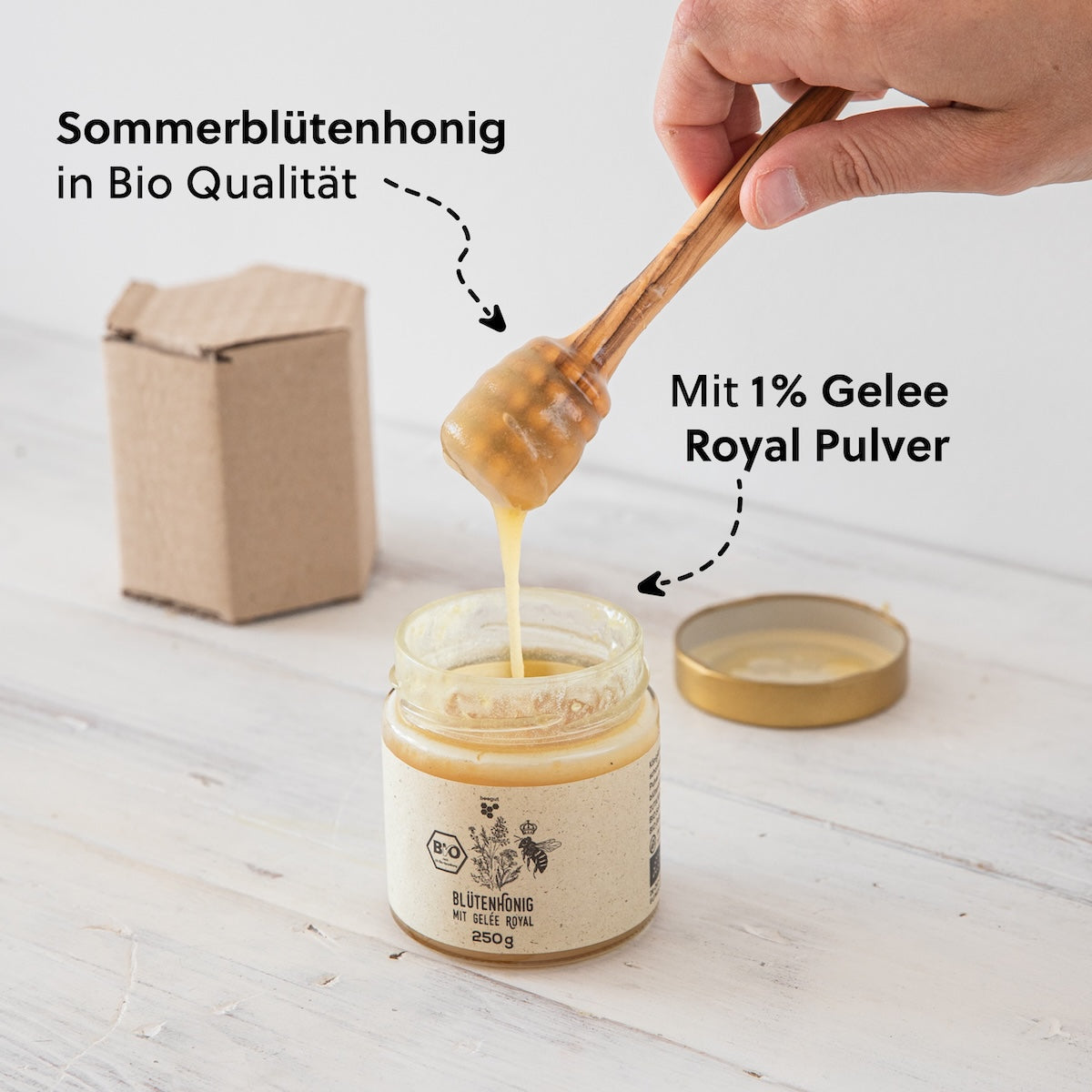 Honig trifft Gelée Royal=>Sommerblütenhonig ist immer eine Spezialität und punktet geschmacklich mit fruchtigen, süßen Elementen. Das feine Aroma wird durch 1 Prozent gefriergetrocknetes Gelée Royal ergänzt, welches sorgsam in den Honig eingerührt wird.