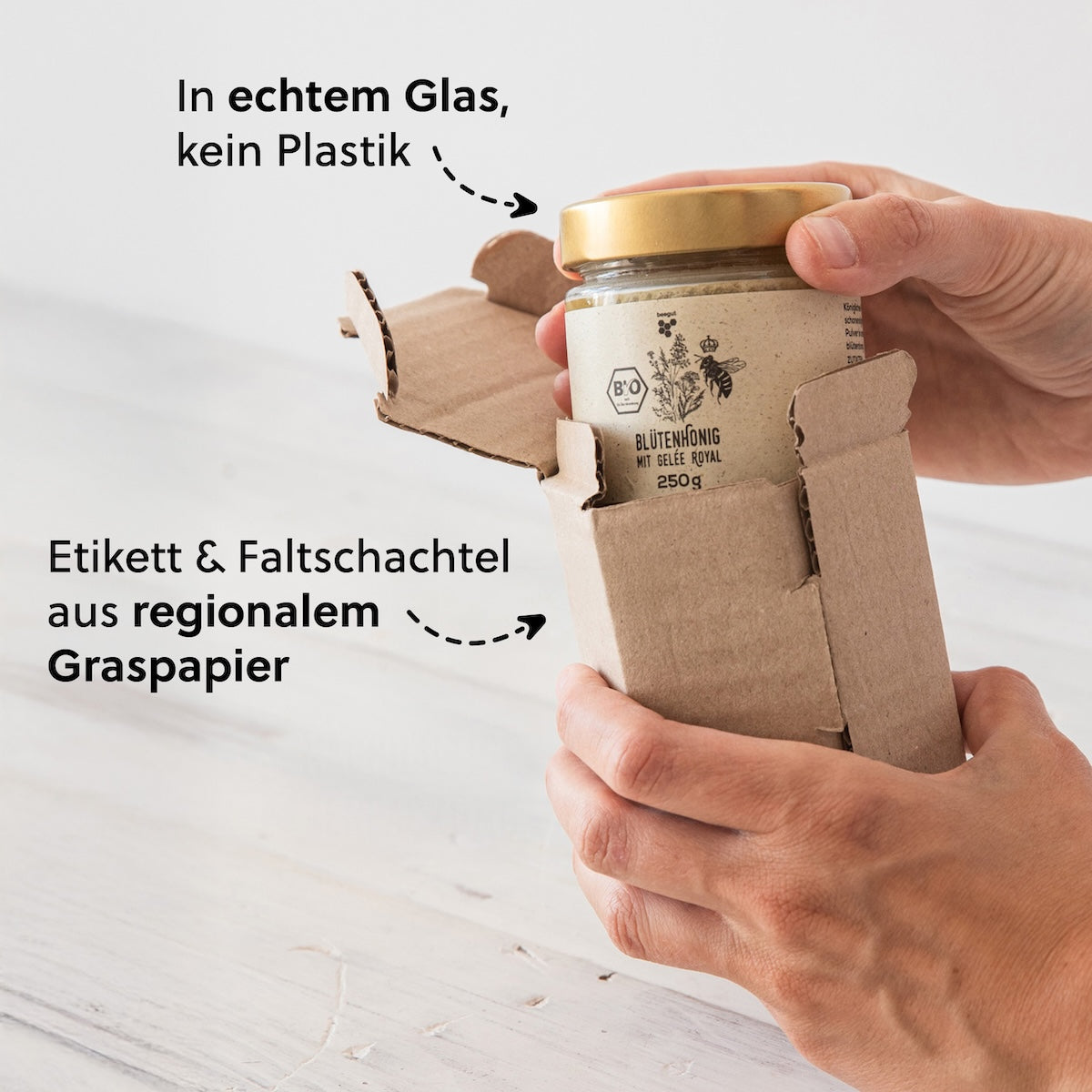 Nachhaltige Verpackung=>Das wiederverwendbare Glas wird mit einem nachhaltigen Graspapier-Etikett versehen und in einer Karton-Schutzverpackung an dich versendet. 