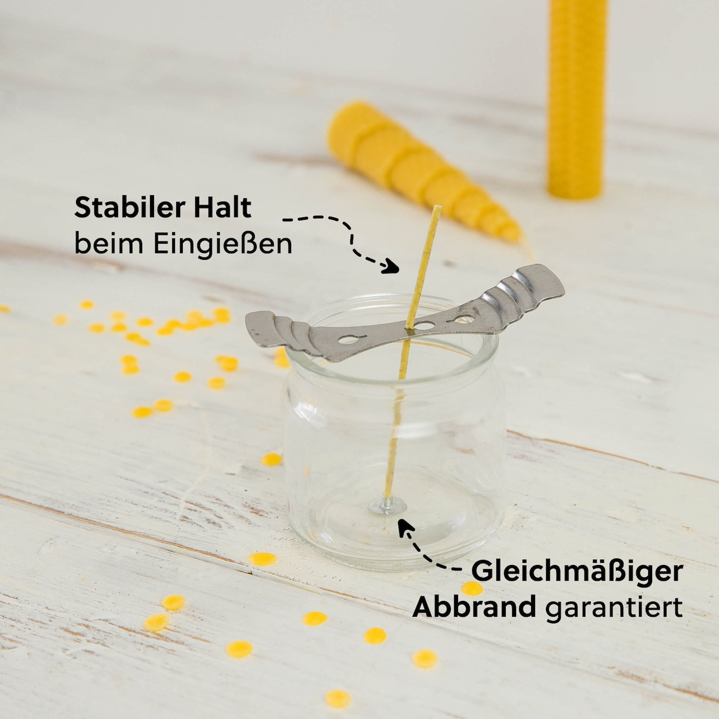 Mit praktischem Dochthalter=>Der beiliegende Metallhalter fixiert den Docht sicher in der Mitte, sodass deine Kerze gleichmäßig abbrennt und sauber aussieht – kein schief stehender Docht, keine ungleichmäßige Flamme.