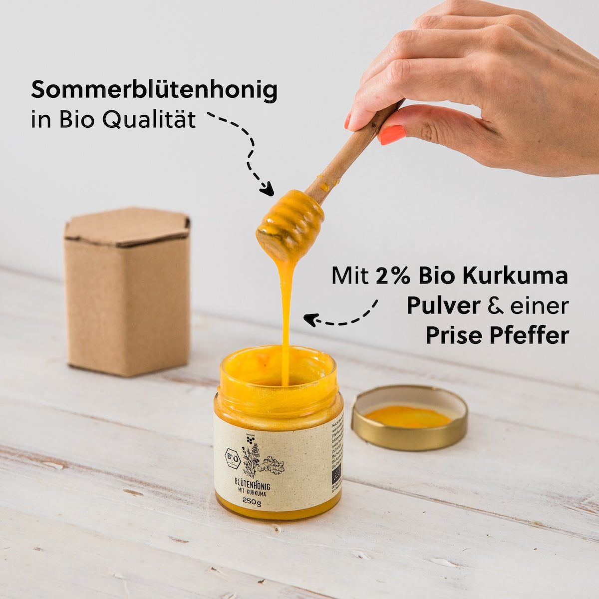 Honig trifft Kurkuma & Pfeffer=>Sommerblütenhonig ist immer eine Spezialität und punktet geschmacklich mit fruchtigen, süßen Elementen. Das feine Aroma wird durch 2 Prozent Kurkuma und einer Prise Pfeffer ergänzt, welche sorgsam in den Honig eingerührt werden.