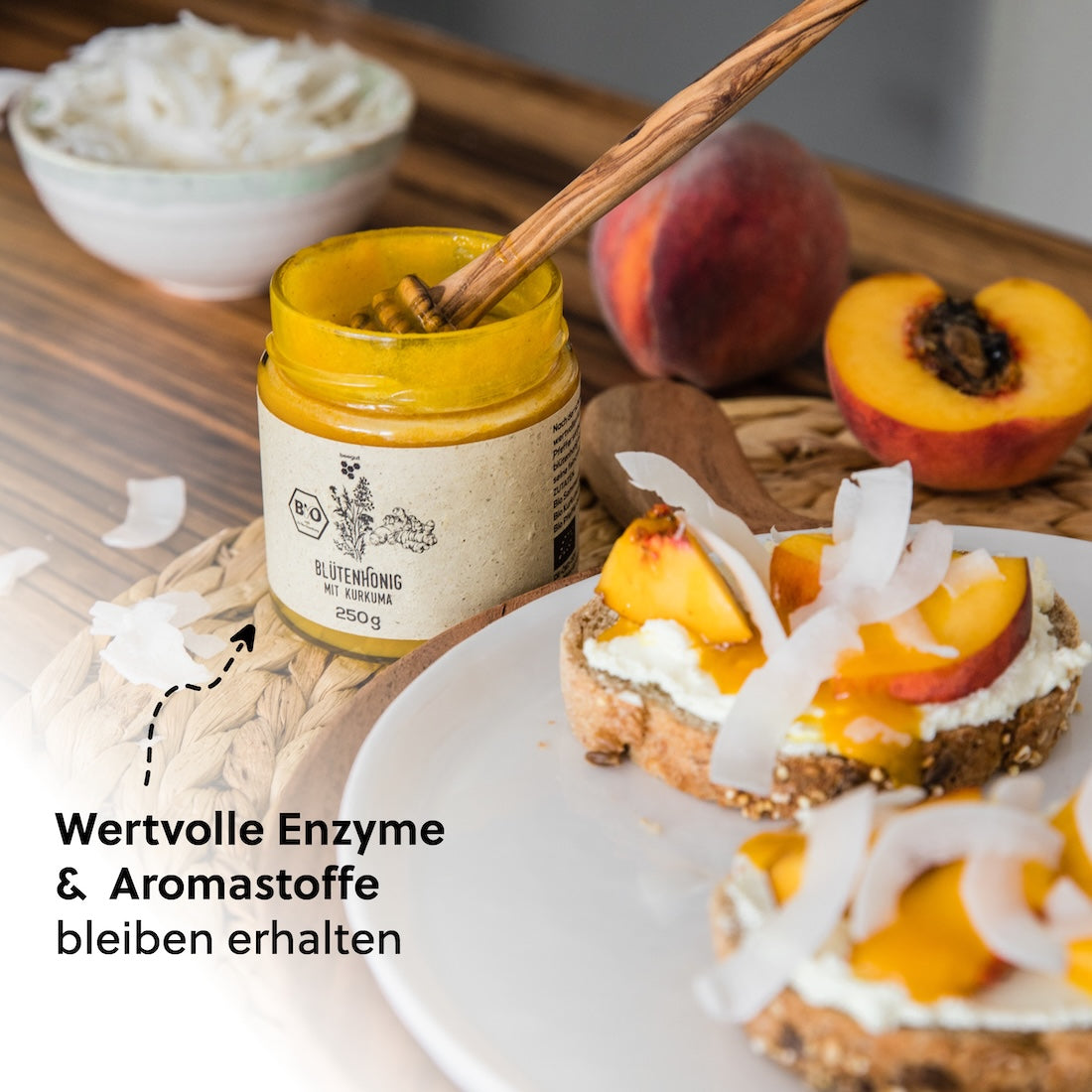 Schonende Abfüllung=>Der Sommerblütenhonig wird schonend abgefüllt, indem er nur leicht erwärmt, gesiebt, sanft gerührt und ohne Luftblasen in sterile Gläser gefüllt wird, um seine Enzyme, Aromen und Qualität zu bewahren.