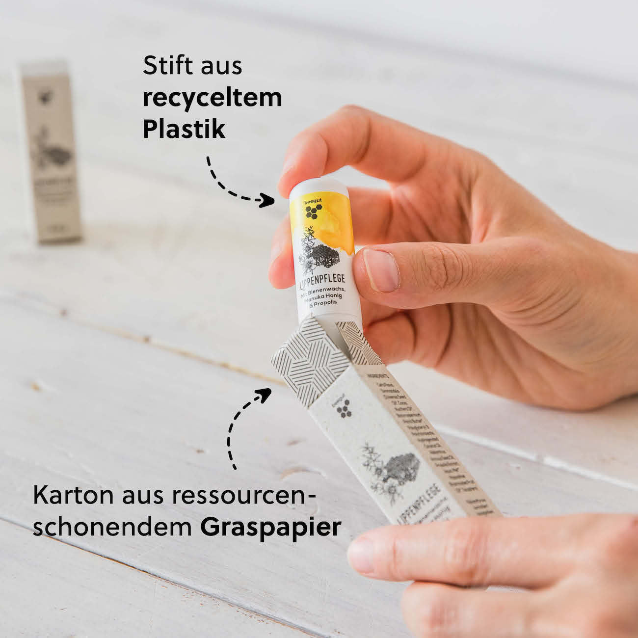 Nachhaltige Verpackung=>Die Kappe des Lippenbalsam besteht aus recycelten Kunststoffabfällen (PCR =  Post-Consumer-Rezyklaten) und der Karton aus ressourcenschonendem & regionalem Graspapier. 