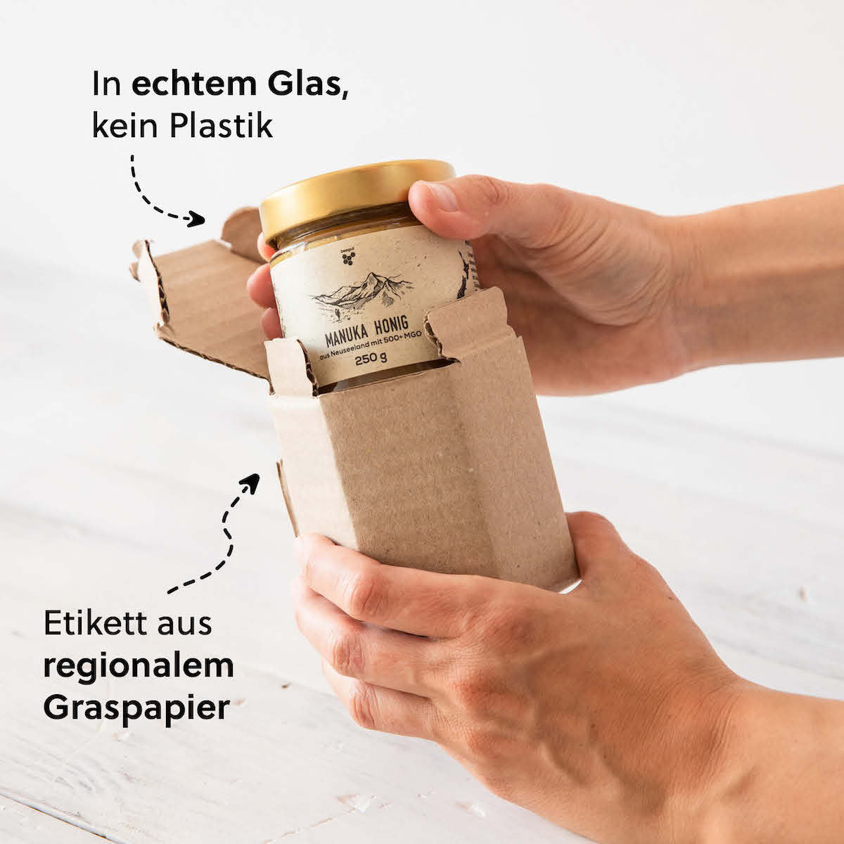 Nachhaltige Verpackung=>Das wiederverwendbare Glas wird mit einem nachhaltigen Graspapier-Etikett versehen und in einer Karton-Schutzverpackung an dich versendet.