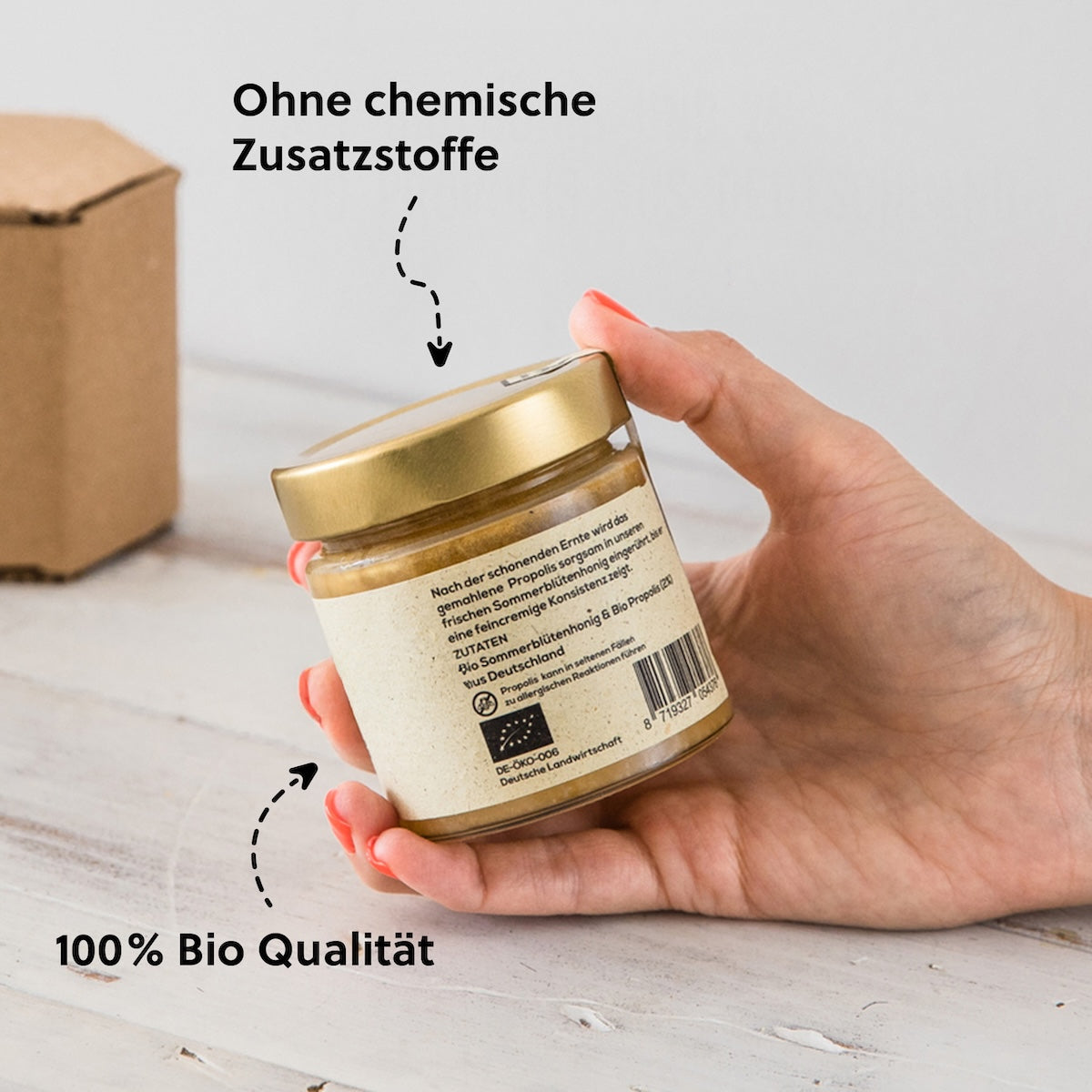 Pulverisiertes Propolis=>Das rohe Propolis wird gefroren, fein pulverisiert und ganz ohne Zusatzstoffe schonend mit dem Honig vermischt.