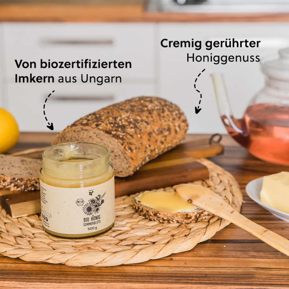Schon gewusst?=>Sommerblütenhonig ist durch den spezifischen Zeitpunkt seiner Ernte oftmals arm an Wasser. Das bedeutet, dass er eine höhere Zuckerkonzentration hat, welche auch zu seiner cremigen Konsistenz beiträgt, die ihn bei vielen Honigliebhabern besonders beliebt macht!