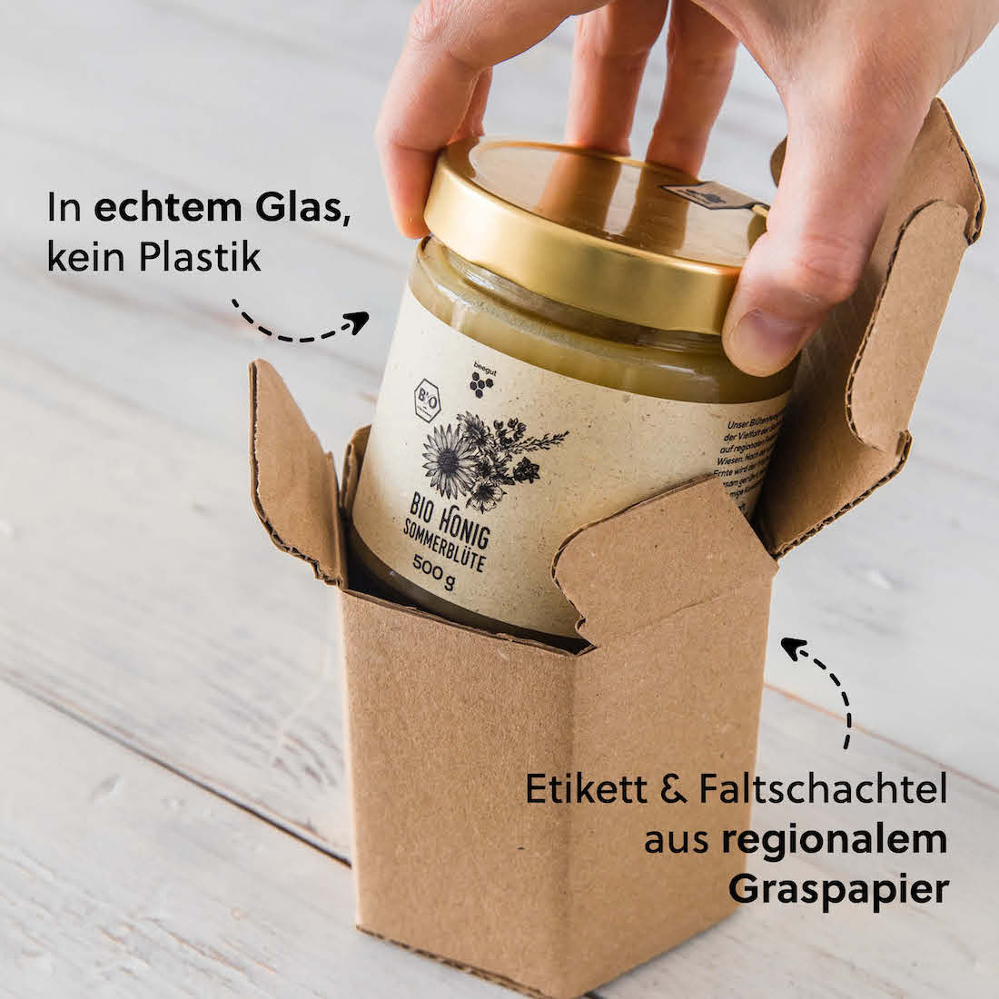 Nachhaltige Verpackung=>Das wiederverwendbare Glas wird mit einem nachhaltigen Graspapier-Etikett versehen und in einer Karton-Schutzverpackung an dich versendet.