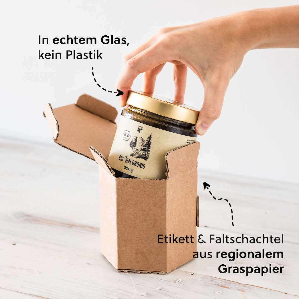 Nachhaltige Verpackung=>Das wiederverwendbare Glas wird mit einem nachhaltigen Graspapier-Etikett versehen und in einer Karton-Schutzverpackung an dich versendet.