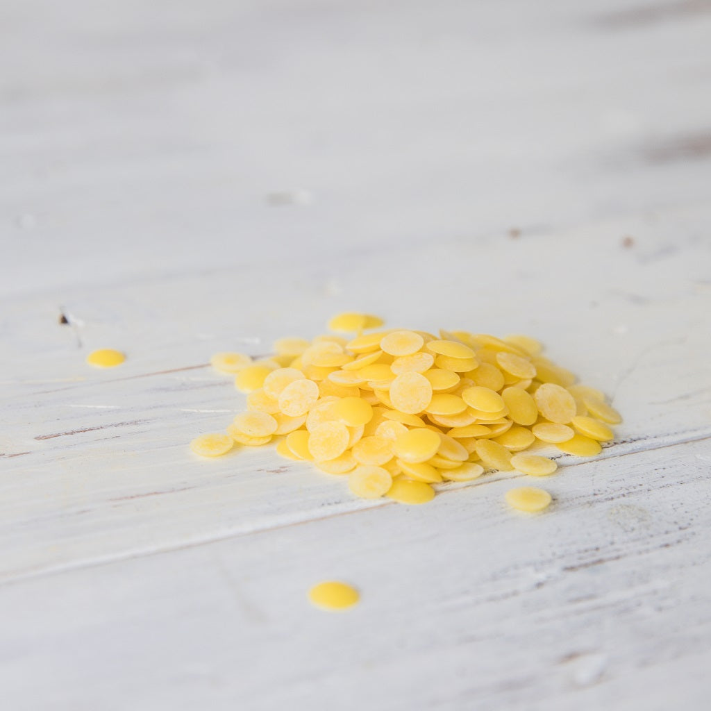 Pharma-& Kosmetik Qualität=>Die EU-Pharma-Norm legt fest, dass Bienenwachs, das in pharmazeutischen und kosmetischen Produkten verwendet wird, strengen Qualitätsanforderungen in Bezug auf Reinheit, Herkunft und Verarbeitung erfüllen muss, um die Sicherheit und Wirksamkeit der Produkte zu gewährleisten.