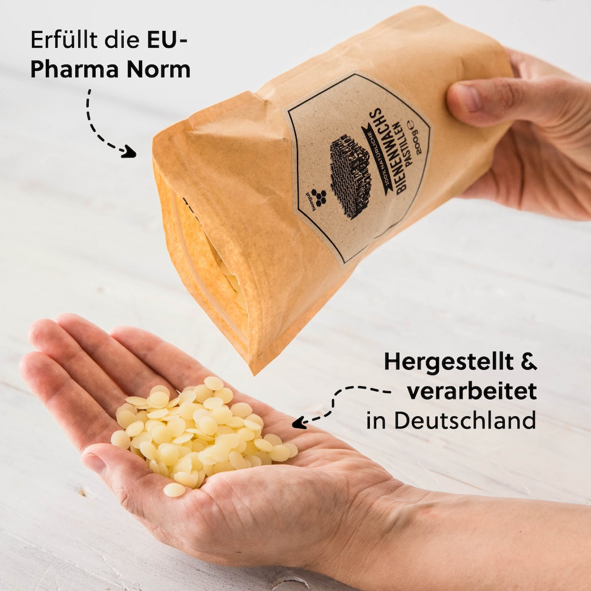 Pharma-& Kosmetik Qualität=>Die EU-Pharma-Norm legt fest, dass Bienenwachs, das in pharmazeutischen und kosmetischen Produkten verwendet wird, strengen Qualitätsanforderungen in Bezug auf Reinheit, Herkunft und Verarbeitung erfüllen muss, um die Sicherheit und Wirksamkeit der Produkte zu gewährleisten.