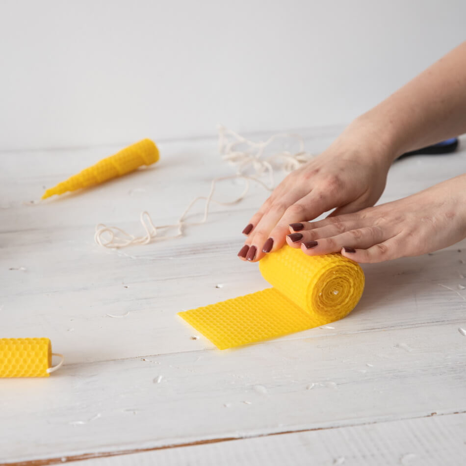 Vorteile von Bienenwachs=>Da in Bienenwachs keine Farb- und Duftstoffe enthalten sind, setzen diese keine Schadstoffe frei, welche bei Paraffinkerzen entstehen.